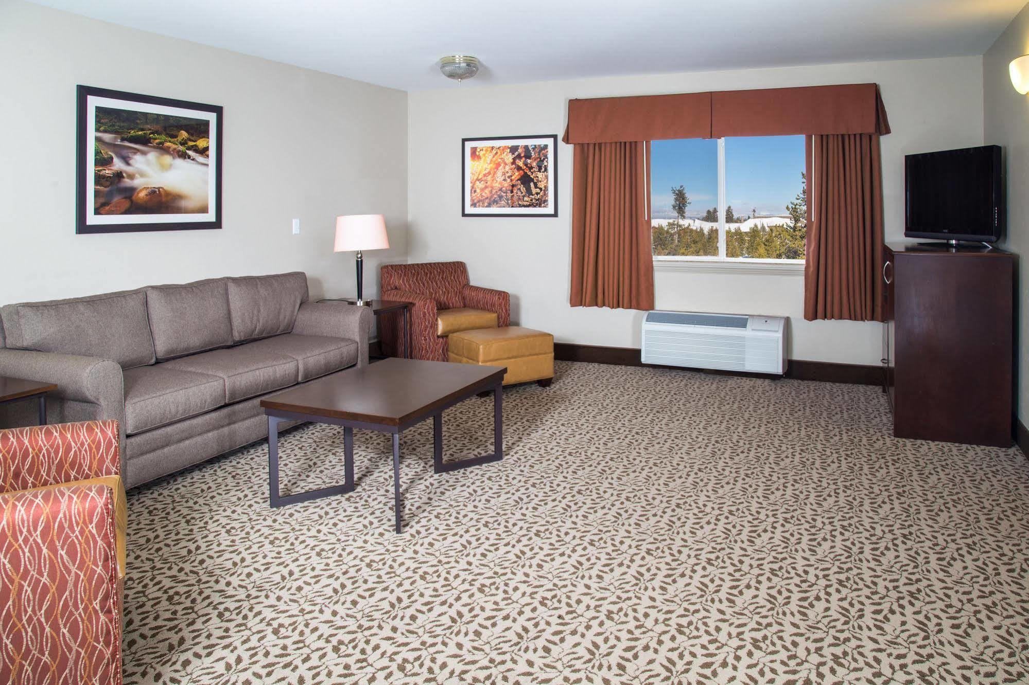 Gray Wolf Inn & Suites Запад Йеллоустон Экстерьер фото