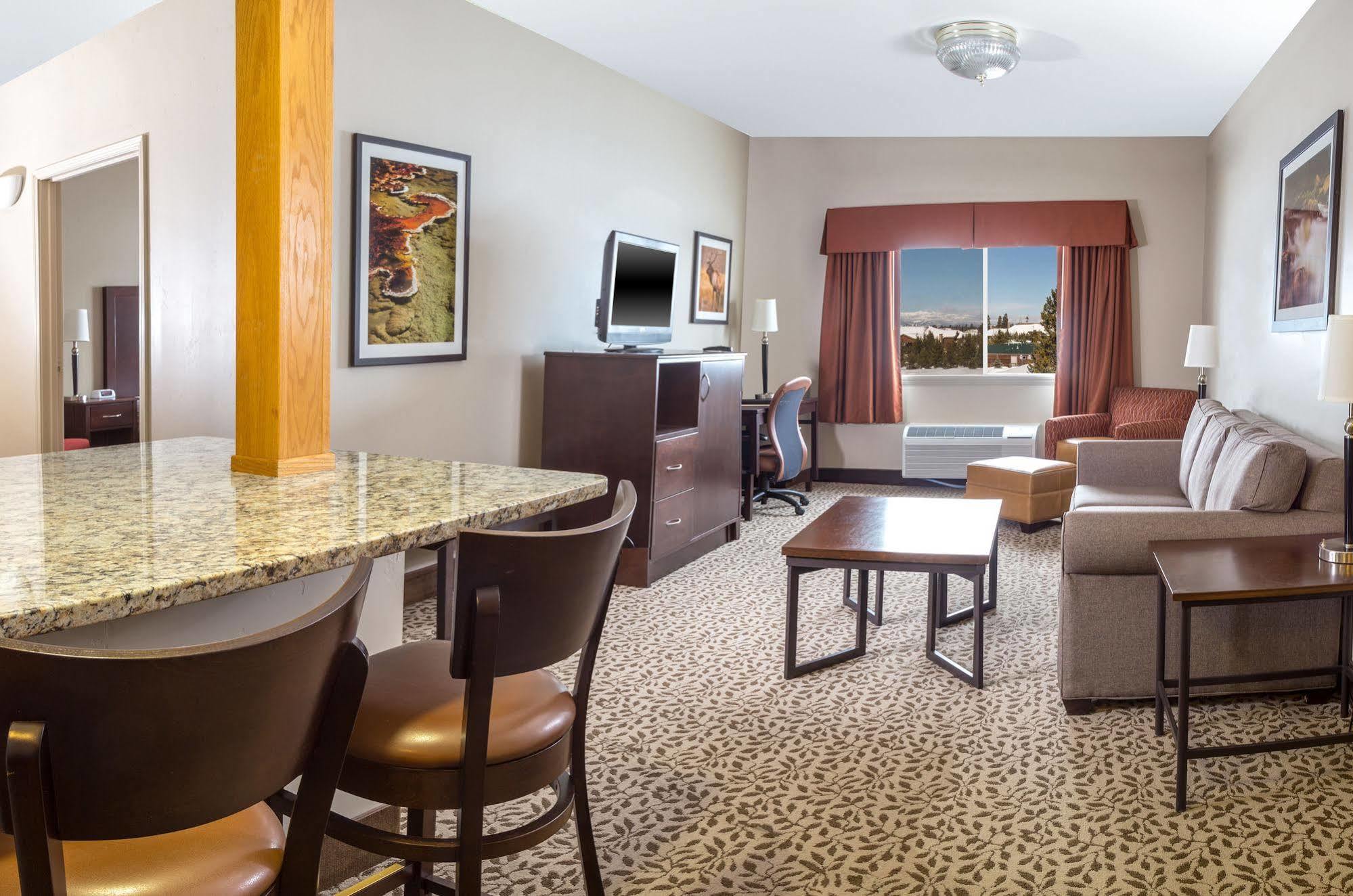 Gray Wolf Inn & Suites Запад Йеллоустон Экстерьер фото